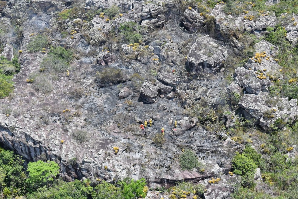 Equipes permanecem no local, realizando rescaldo em pontos específicos, além de monitoramentos constantes. — Foto: Corpo de Bombeiros/Divulgação