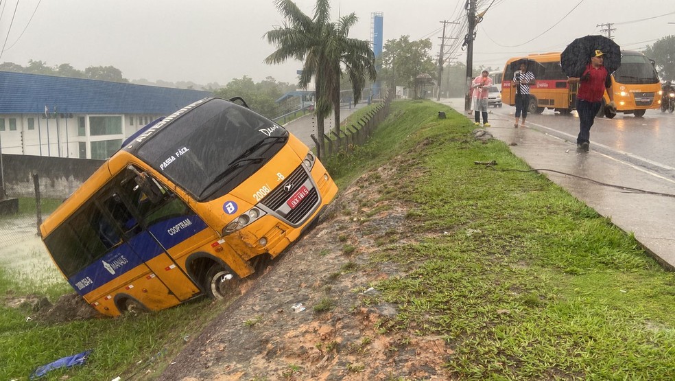 Guincho tenta puxar ônibus que derrapou e caiu em barranco em Avenida de Manaus — Foto: Patrick Marques/g1