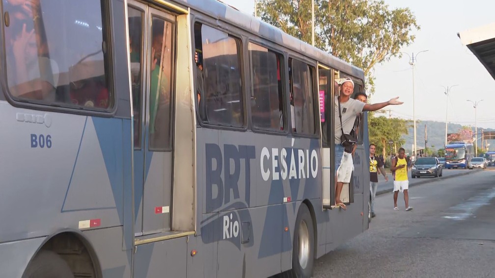 Passageiro protesta com corpo parcialmente para fora de veculo do BRT na estao Mato Alto  Foto: Reproduo/ TV Globo