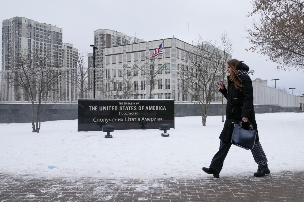 Mulher caminha em frente à embaixada dos Estados Unidos em Kiev, capital da Ucrânia, em 24 de janeiro de 2022 — Foto: Efrem Lukatsky/AP