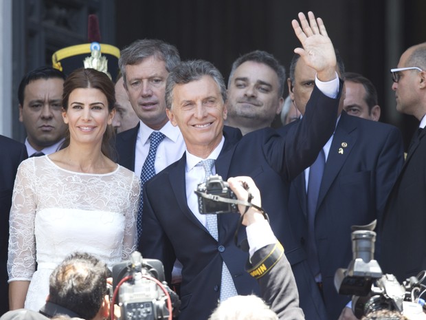 Ao lado da mulher, Juliana Awada, Maurício Macri acena ao chegar ao Congresso da Argentina para tomar posse como presidente nesta quinta-feira (10) (Foto: Maria Natacha Pisarenko/AP)