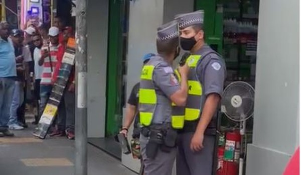 Policial militar aponta arma para outro agente durante discussão na Rua Santa Ifigênia, no Centro de São Paulo — Foto: Reprodução/Redes sociais