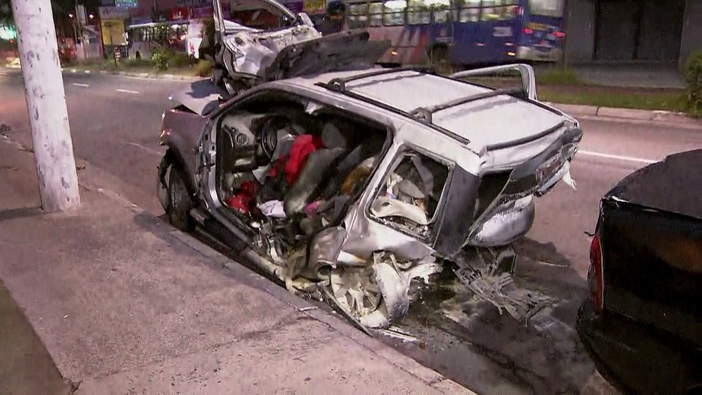 Carro que transportava duas famílias ficou destruído após acidente na Imigrantes (Foto: Reprodução/TV Globo)