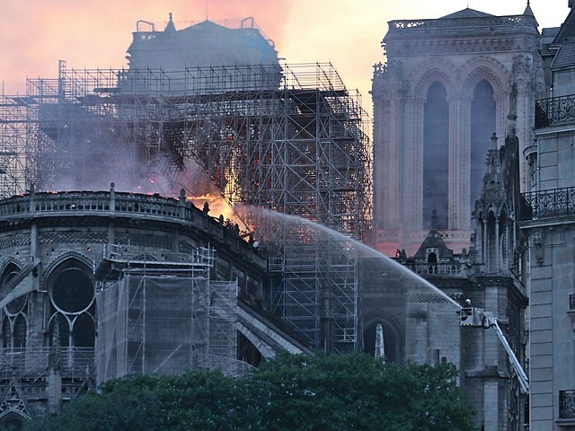Equipe de bombeiros tentando apagar o fogo da Catedral (Foto: Cangadoba / WikimediaCommons / Creative Commons)