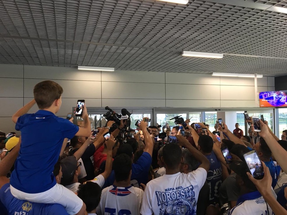 Torcedores do Cruzeiro foram ao aeroporto receber Rodriguinho — Foto: Isamara Fernandes