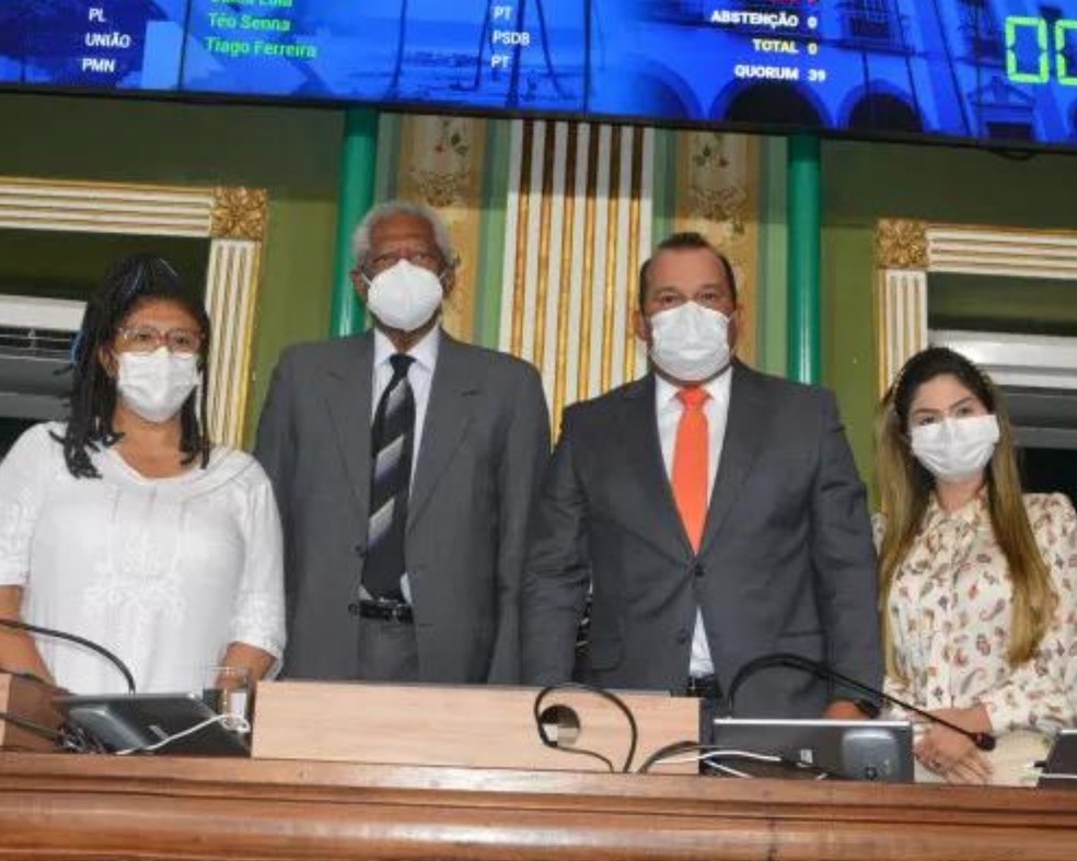 Geraldo Júnior (de grava laranja) foi reeleito presidente da Câmara — Foto: Valdemiro Lopes/CMS