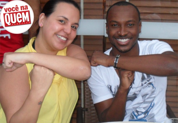 Raphaela Nascimento e Thiaguinho (Santos – SP): “Esta foi mais uma foto com meu ídolo THiaguinho, tirada em Santos mesmo em uma promoção da rádio "Chá da Tarde"! Obrigada meu preTHinho pela tarde maravilhosaaa.... foi muito bom estar com vc!!” (Foto: Reprodução )