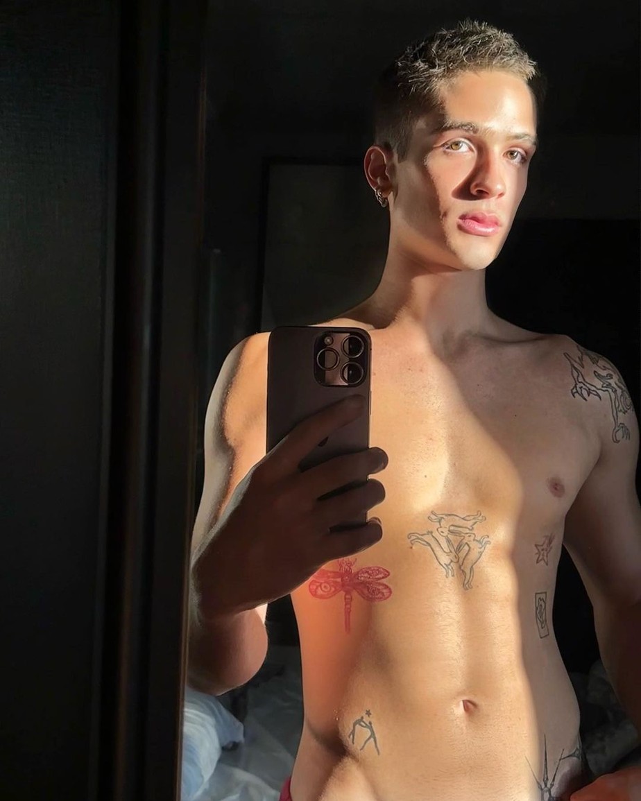 João Guilherme exibe tatuagens no tanquinho definido