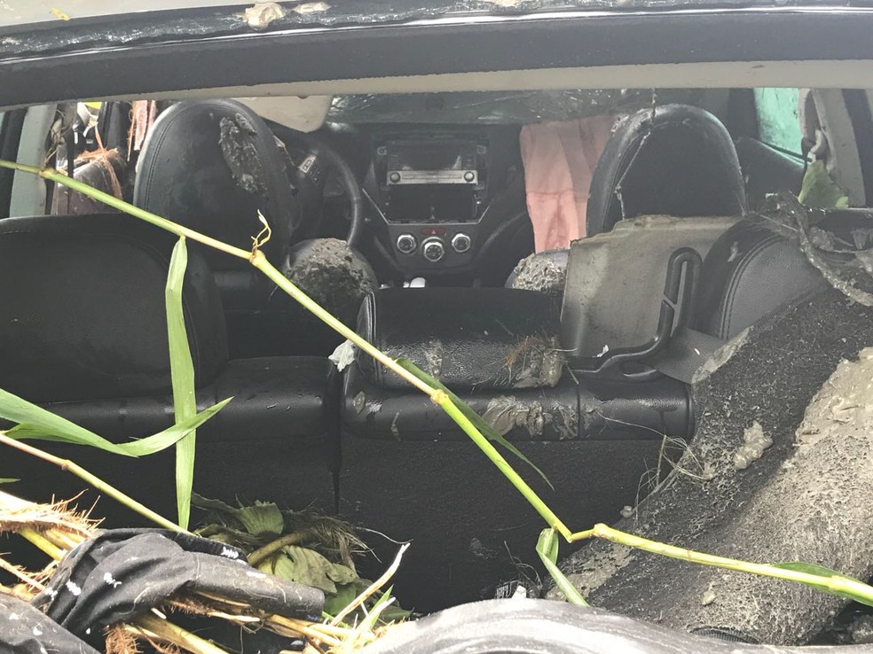 Três corpos foram encontrados no carro (Foto: PRF/Divulgação)