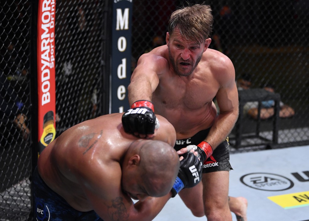 Miocic acerta Daniel Cormier na luta principal do UFC 252 — Foto: Getty Images