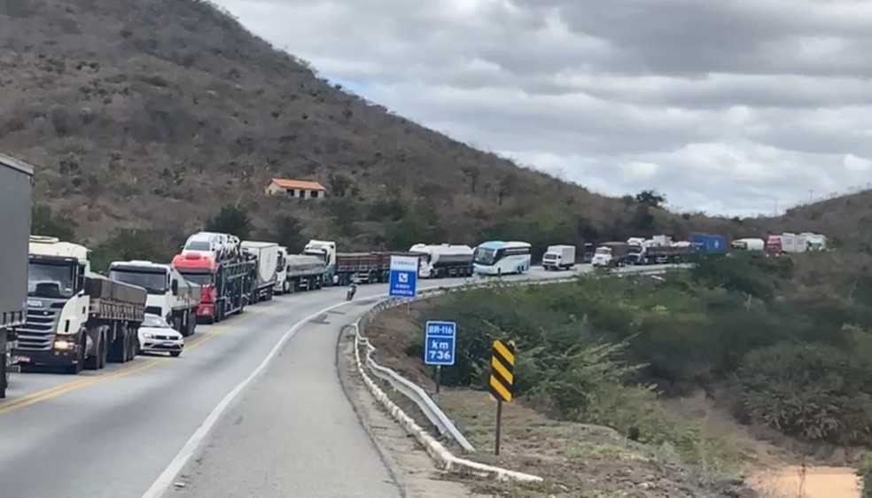 Carreta interdita BR-116 e causa congestionamento de mais de 10 km na Bahia — Foto: Reprodução/TV Bahia