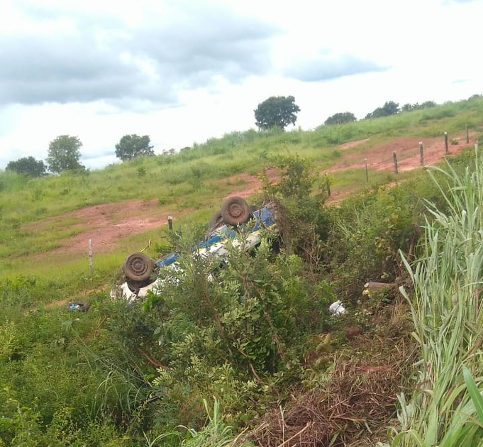 O condutor do veículo perdeu o controle na pista devido a chuva e capotou. — Foto: Reprodução/Polícia Militar 