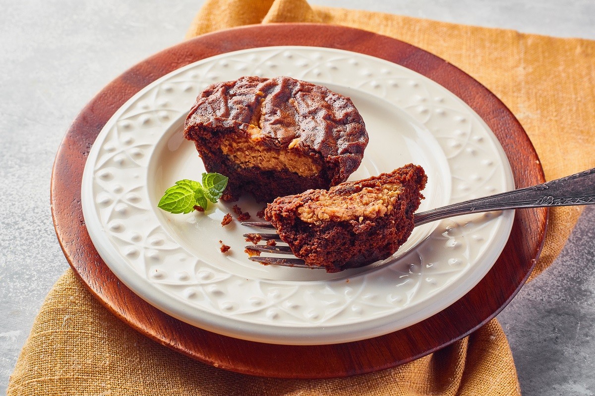 Você pode servir o muffin de chocolate recheado com pasta de amendoim quente ou esperar esfriar (Foto: Pratí / Divulgação)