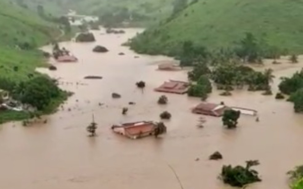 Estragos causados pela chuva em Jucuruçu — Foto: Reprodução/Redes Sociais