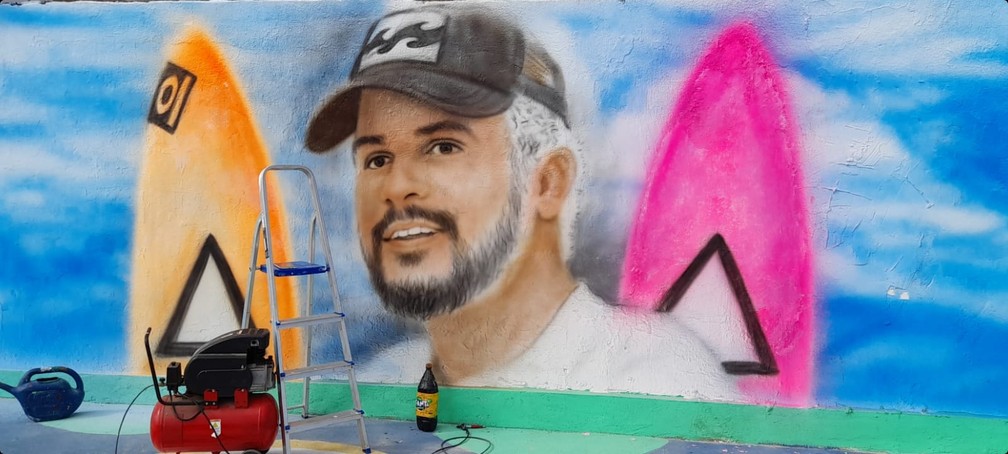 Artista potiguar ilustra muro em homenagem a Italo Ferreira em Macaíba — Foto: Cedida