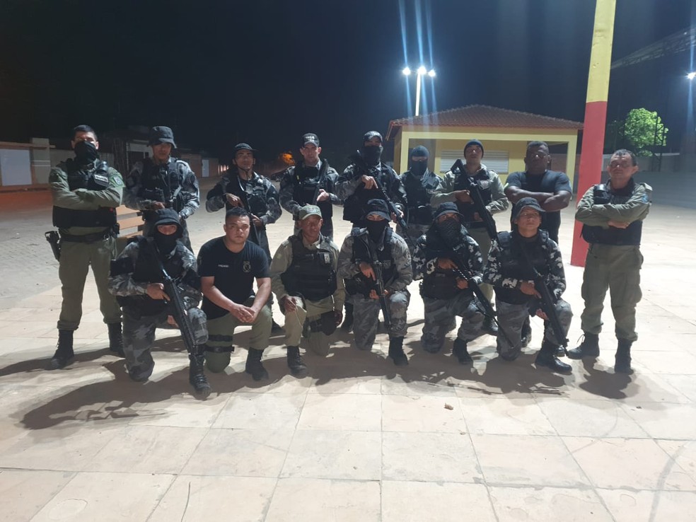 Policiais durante ação de captura dos fugitivos — Foto: Divulgação/PM-PI