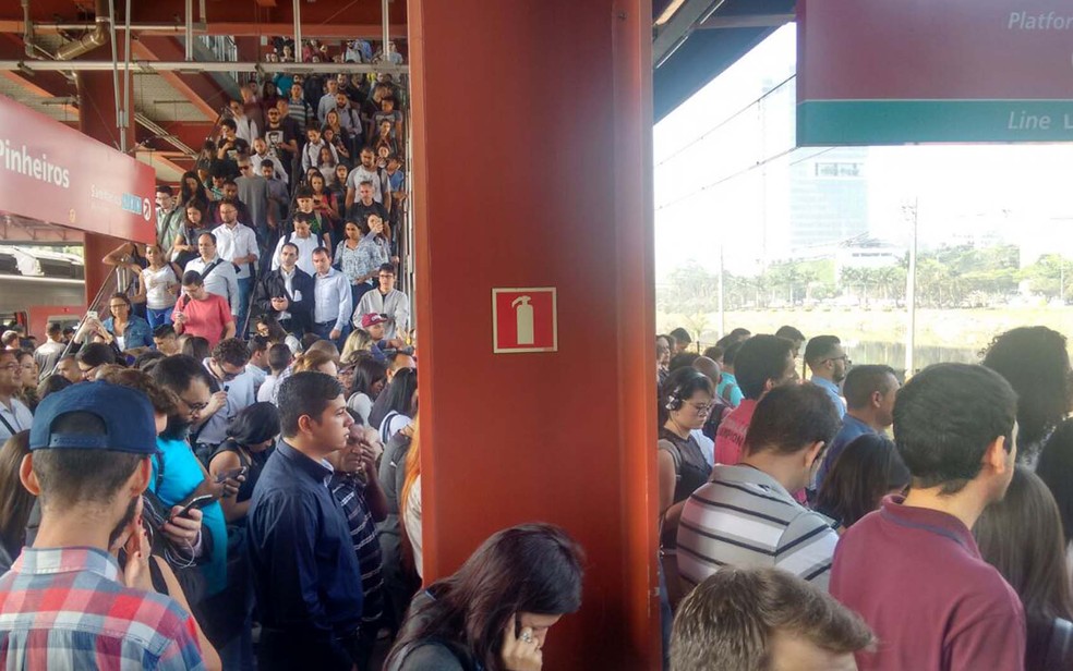 Passageiros enfrentam plataformas lotadas na estação Pinheiros da CPTM. Trem falhou na Linha 9-Esmeralda na manhã desta quarta-feira (20)  (Foto: Roney Domingos/G1)