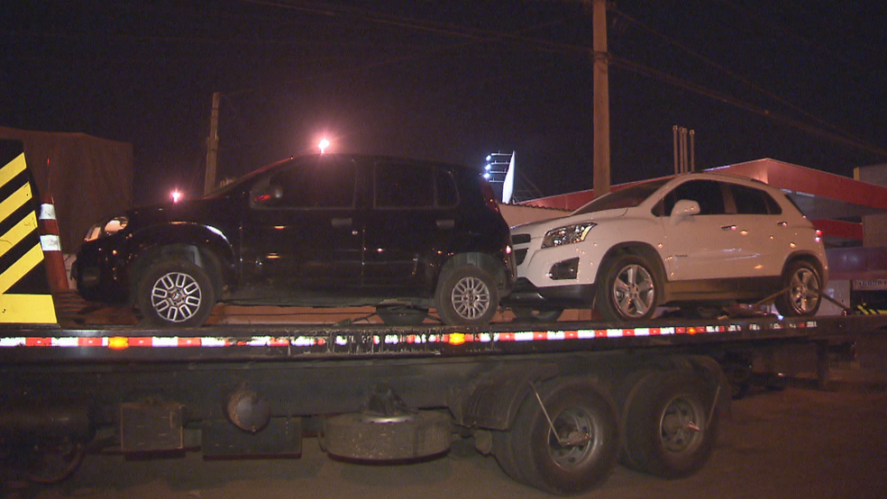 Carros foram guinchados pelo Detran após confusão em blitz no DF (Foto: TV Globo/Reprodução)