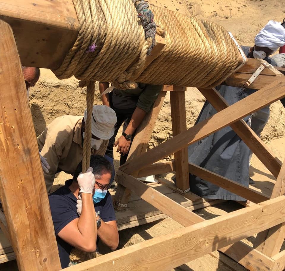 Arqueólogos tiveram de entrar no poço para avaliar as descobertas (Foto: Ministry of Tourism and Antiquities/وزارة السياحة والآثار)