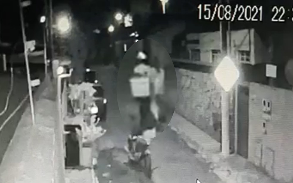 Câmeras de monitoramento flagraram quando adolescente foi agarrada por entregador — Foto: Reprodução/TV Anhanguera