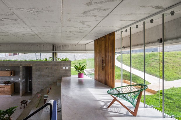 Concreto, vidro e leveza: casa com interiores fluídos se integra à natureza   (Foto: FOTOS ANDRÉ SCARPA)