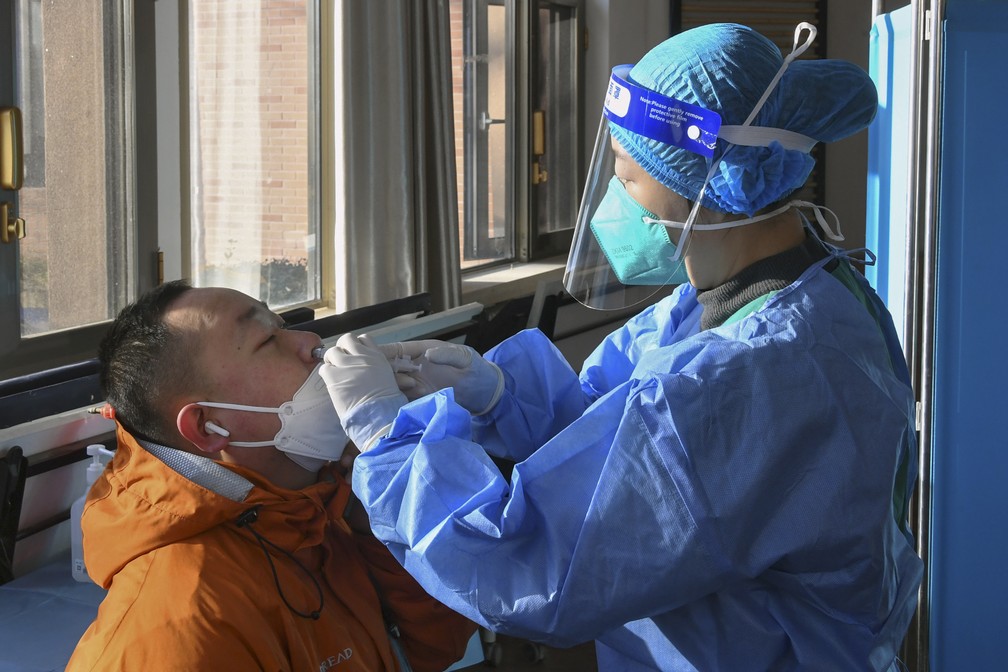 Profissional de saúde administra uma dose de reforço de vacina nasal contra a Covid em um local de vacinação temporário em Pequim, em 17 de dezembro de 2022. — Foto: Ren Chao/Xinhua via AP