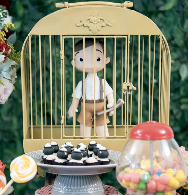  Detalhe — Feito de biscuit, o boneco que representa João é colocado numa gaiola de ferro retrô, posicionada ao fundo da mesa. (Foto: Thais Galardi/GNT)
