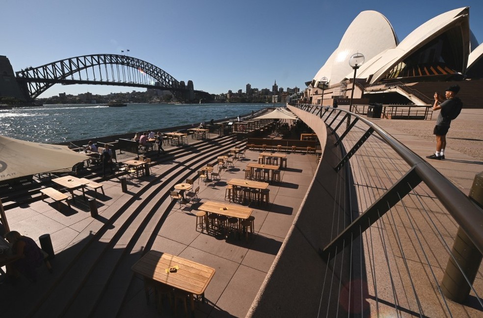 Um turista em Sidney, na Austrália, no dia 20 de março de 2020 — Foto: Peter Parks / AFP
