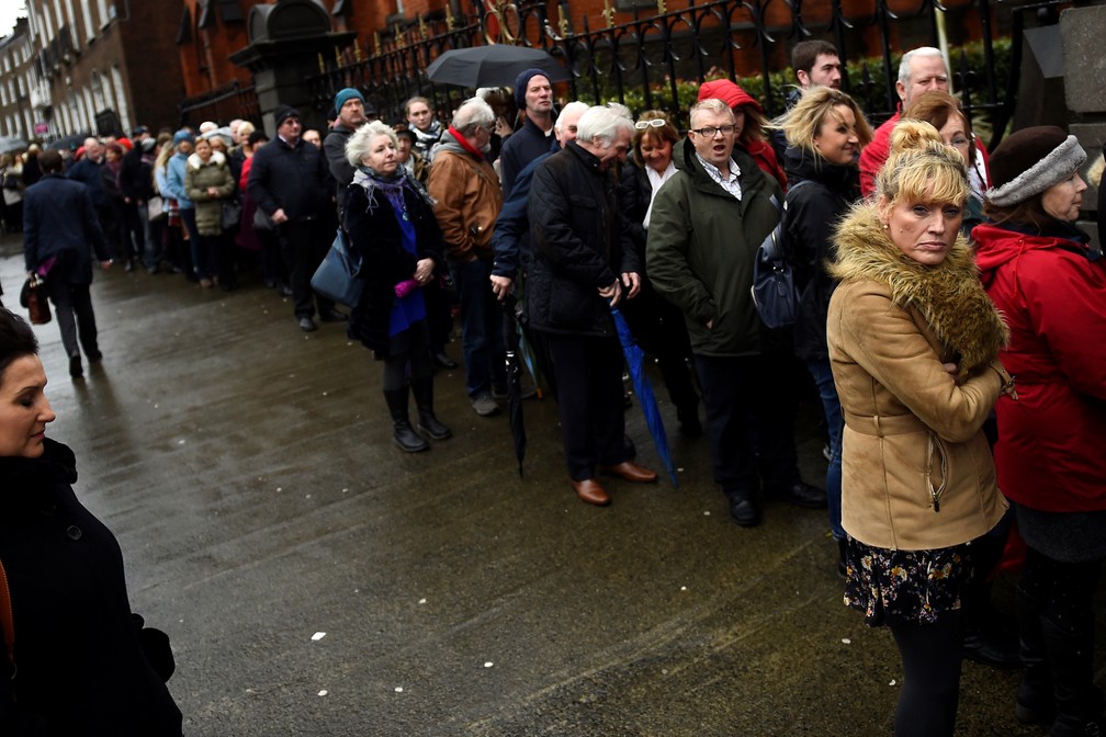 Fãs fazem fila para cerimônia de despedida de Dolores O'Riordan, que morreu em 15 de janeiro  (Foto: REUTERS/Clodagh Kilcoyne)