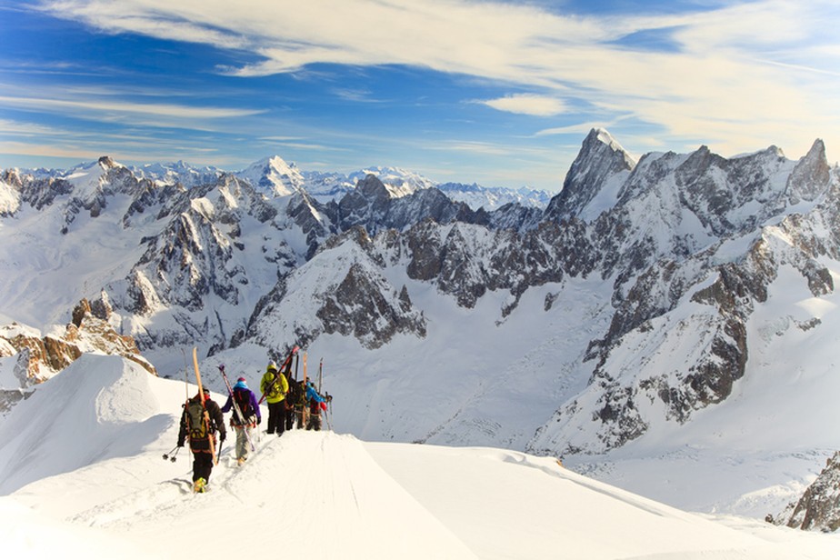Expedição caminha pelo Mont Blanc, montanha incônica dos Alpes.
