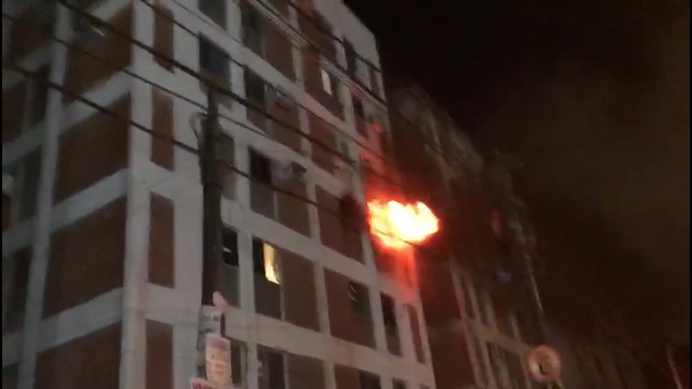 Incêndio atingiu apartamento em prédio localizado perto do Clube Português do Recife, nas Graças, na Zona Norte — Foto: Marcos Paulo Mattos/WhatsApp