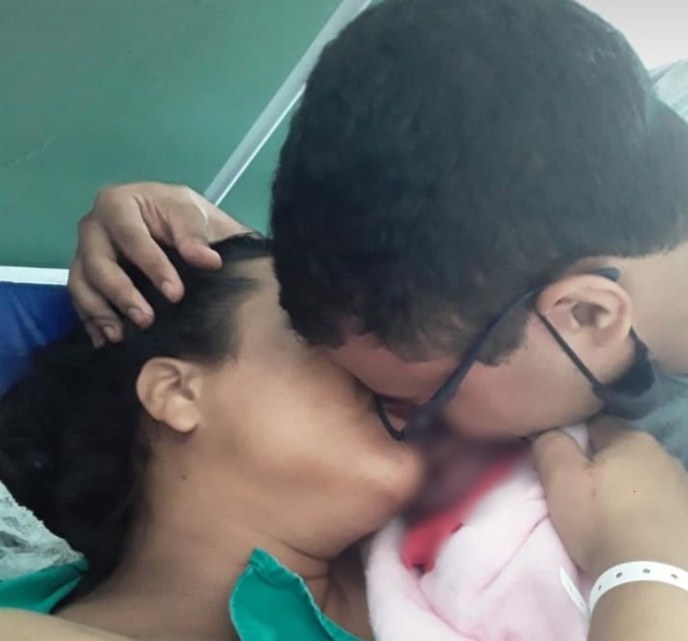 Pai e mãe abraçam filha que morreu por falta de anestesista em hospital de RO — Foto: Facebook/Reprodução