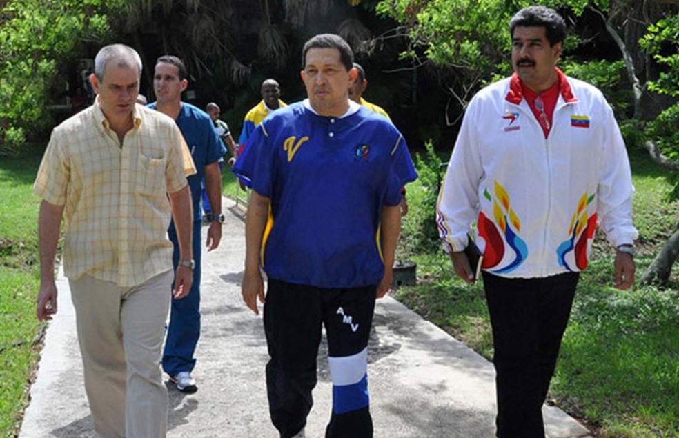 Imagem de arquivo mostra o então presidente da Venezuela Hugo Chávez caminha ao lado do chanceler de seu governo, Nicolás Maduro (à direita) (Foto: AP )