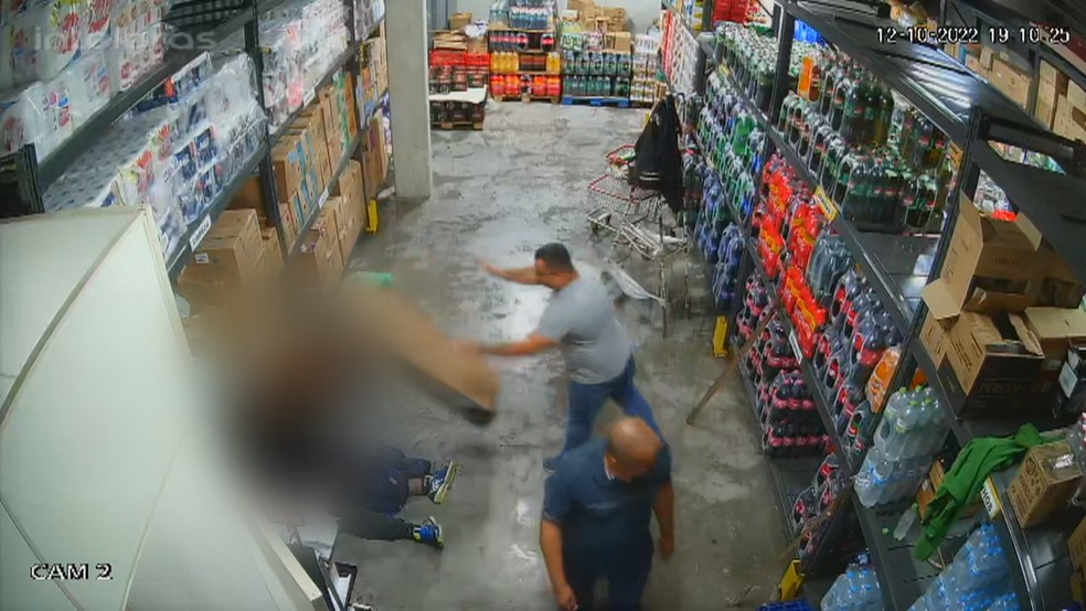 Homem joga um pallet e depois pisa com força contra vítima de agressões em supermercado de Canoas, no RS. — Foto: Reprodução/RBS TV