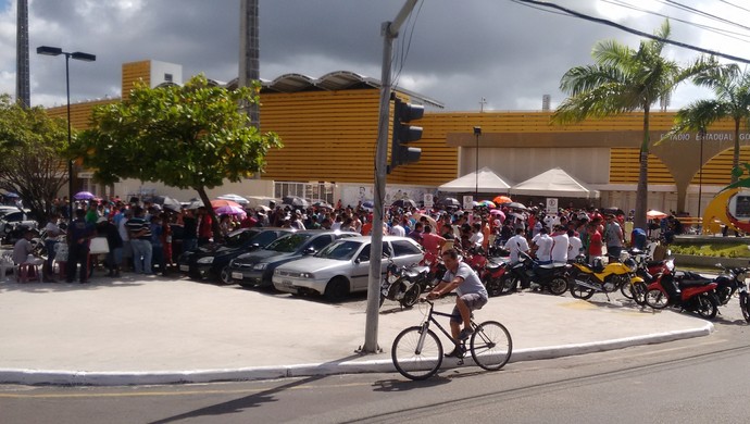 Confiança x Flamengo: Torcedores fazem filas para comprar ingressos