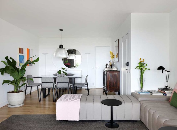 LIVING | Projeto do escritório Rodra Cunha propôs estilo escandinavo, paleta monocromática e bem clean, com móveis soltos (Foto: Mariana Orsi / Divulgação)