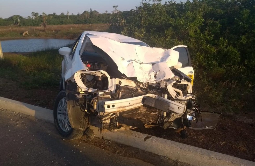 Automóvel conduzido por policial militar aposentado ficou destruído após colisão frontal com moto em Parnaíba — Foto: Gleitowney Miranda/ Blog do Pessoa