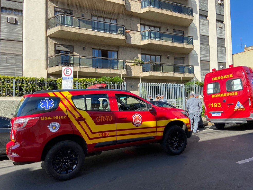 Viaturas do Corpo de Bombeiros em frente ao prédio onde ocorreu a queda, em Piracicaba — Foto: Edijan Del Santo/ EPTV
