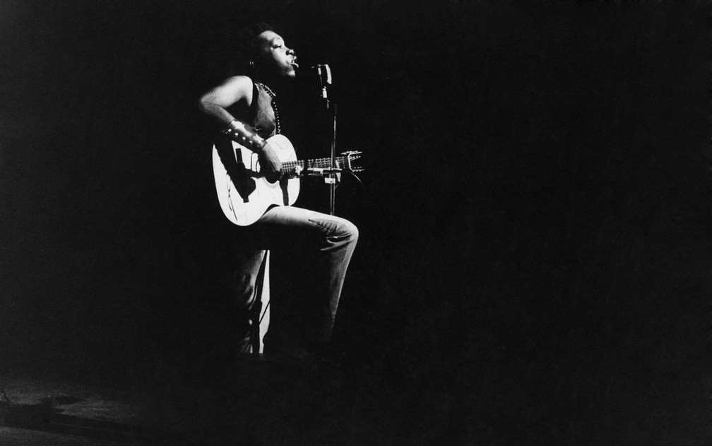 O cantor e compositor Milton Nascimento durante show em junho de 1970 — Foto: Estadão Conteúdo/Arquivo
