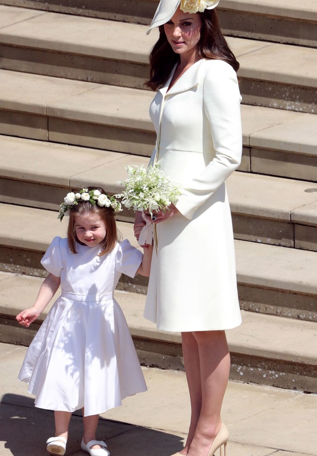 WINDSOR, UNITED KINGDOM - MAY 19:  Catherine, Duchess of Cambridge and Princess Charlotte leave St George's Chapel, Windsor Castle after the wedding of Prince Harry, Duke of Sussex and Meghan, Duchess of Sussex on May 19, 2018 in Windsor, England. (Photo  (Foto: Getty Images)