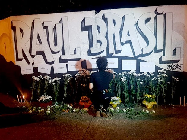 Rafaela acende velas em memorial montado em frente à escola Raul Brasil (Foto: Felipe Carvalho)
