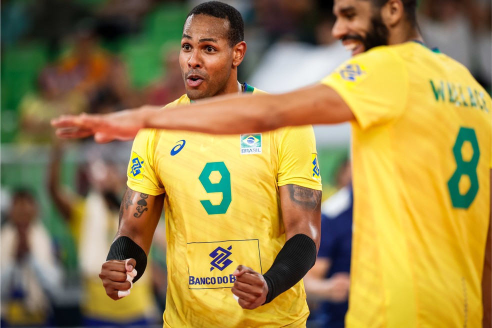 Leal foi destaque na vitória do Brasil, que contou com a experiência de e Wallace — Foto: FIVB