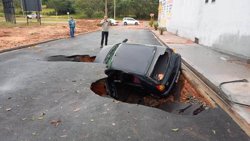 Buraco aberto Rua Massao Sakata, na Vila Santista, ‘engoliu’ um carro em Bauru — Foto: Thaís Andrioli/TV TEM