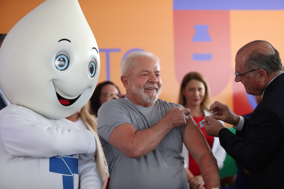 O presidente Lula foi vacinado com a quinta dose contra a Covid pelo vice-presidente Geraldo Alckmin — Foto: WILTON JUNIOR/ESTADÃO CONTEÚDO