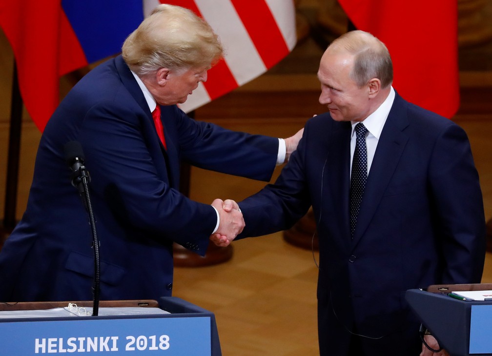 Donald Trump e Vladimir Putin se cumprimentam nesta segunda-feira (16) em coletiva de imprensa após reunião em Helsinque, na Finlândia (Foto: Leonhard Foeger/Reuters)