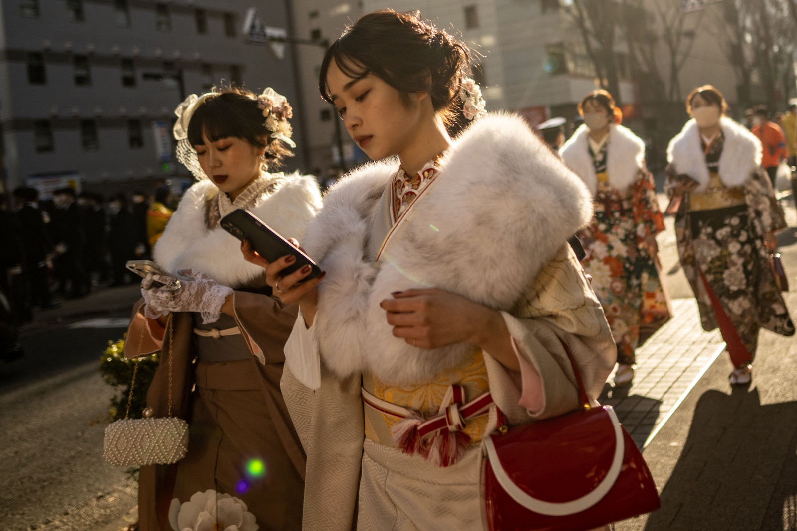 Jovens usam quimonos para marcar o "Dia da Maioridade" para homenagear as pessoas que completam 20 anos este ano para significar a idade adulta, em Yokohama, província de Kanagawa, no Japão. — Foto: Philip FONG / AFP