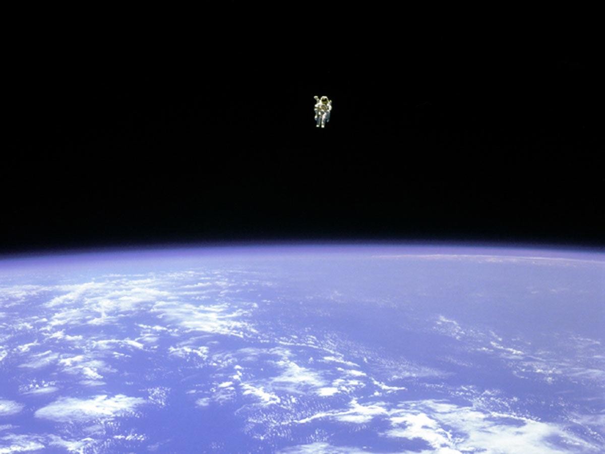 Bruce McCandless testa pela primeira vez, em 1984, o jet pack da NASA Manned Maneuvering Unit (MMU) - nenhum astronauta foi tão longe de sua nave (Foto: NASA)