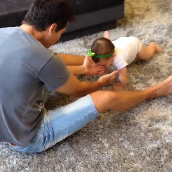 Rodrigo Faro brincando com Helena, 9 meses (Foto: Reprodução/Instagram)