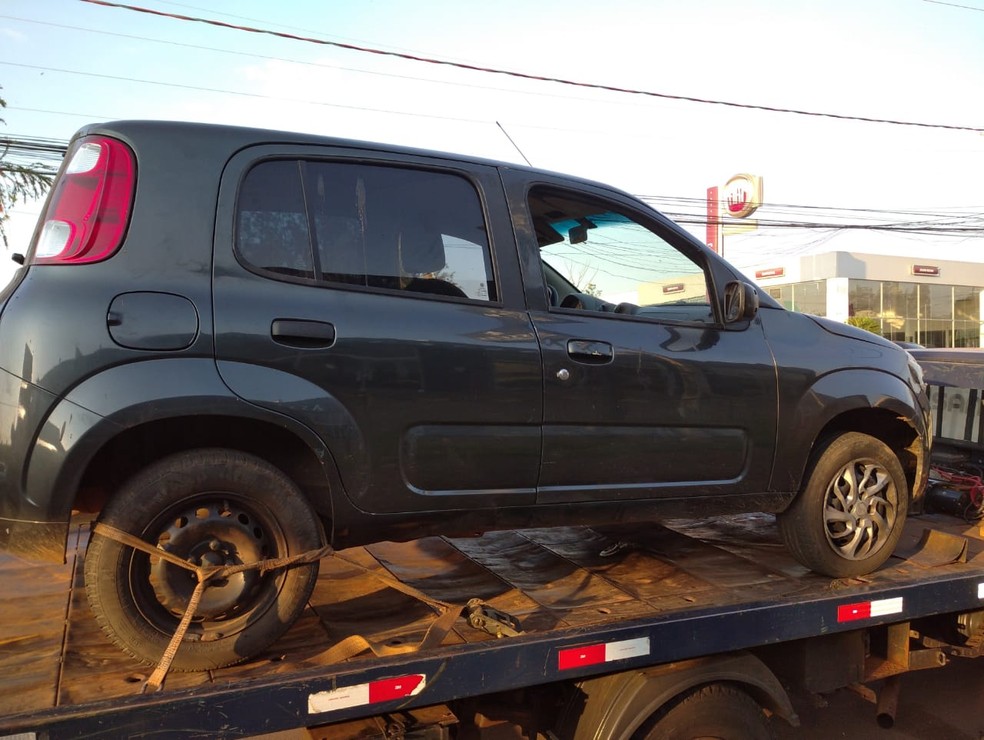 Carro perseguido, que era alugado, foi apreendido e depois devolvido à locadora; ninguém se feriu — Foto: Alexandre Mansinho/Passando a Régua