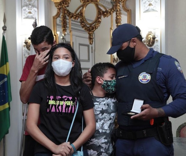 Filhos de guarda que foi humilhado por desembargador se emocionam em homenagem ao pai (Foto: Suzan Hortas/Prefeitura de Santos)